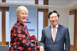 ASEM 12 : le chef de la diplomatie du Vietnam rencontre des responsables étrangers