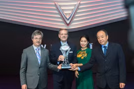 Vinfast reçoit un prix d'Autobest lors du salon automobile de Paris