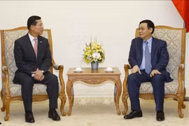 Le vice-PM Vuong Dinh Hue demande à Shinhan Card de développer la fintech au Vietnam