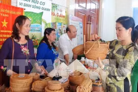 Vietnam et Laos coopèrent pour développer le commerce frontalier