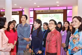 Des épouses de dirigeants de GMS à la découverte de la vie des femmes vietnamiennes
