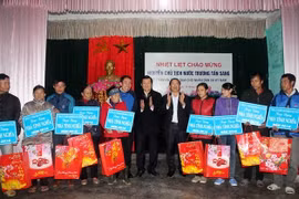 Remise des cadeaux du Têt aux personnes démunies