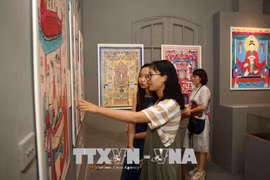Exposition des peintures folkloriques du Vietnam à Hanoï