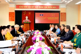 Une délégation du CC du Front d'édification nationale du Laos à Tuyen Quang