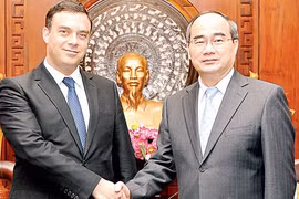 Le secrétaire du Comité du Parti pour HCM-Ville reçoit l'ambassadeur d'Israël 