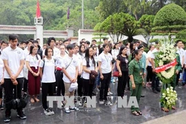 Des jeunes Viet kieu brûlent de l'encens au sein du site historique du carrefour de Dong Loc