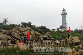 Cérémonie de salut au drapeau national à Phu Yen