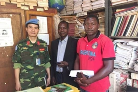 Un casque bleu vietnamien professeur en Afrique centrale