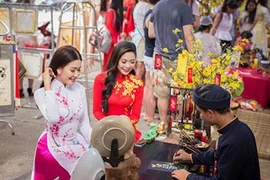 Demander une calligraphie à l'occasion du Têt, une coutume des Vietnamiens