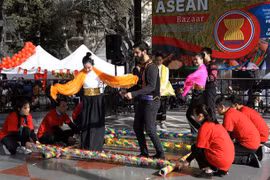 Les pays de l'ASEAN font promotion de la culture traditionnelle à la foire Bazar en Argentine