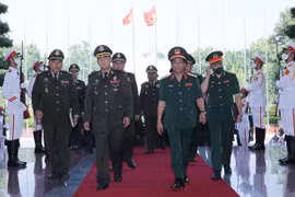 Visite d'une délégation militaire cambodgienne au Vietnam