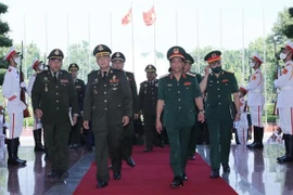 Visite d'une délégation militaire cambodgienne au Vietnam