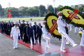 Les dirigeants du Parti et de l’État rendent hommage aux Morts pour la Patrie