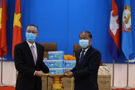 COVID-19 : des masques faciaux offerts au Parti du peuple cambodgien