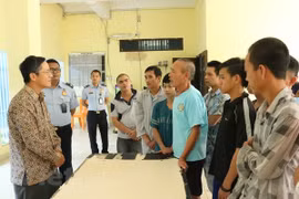 Des cadres de l'ambassade du Vietnam rendent visite aux pêcheurs arrêtés en Indonésie