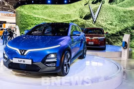 VinFast annonce sa stratégie de passer à la production de véhicules tout électriques 