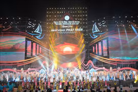 Festival de la mer de Nha Trang: plus de 6.000 femmes participent au défilé de l’ao dài 