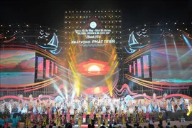 Festival de la mer de Nha Trang: plus de 6.000 femmes participent au défilé de l’ao dài 