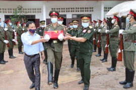 Rapatriement des restes de trois soldats volontaires et d'experts vietnamiens tombés au Laos