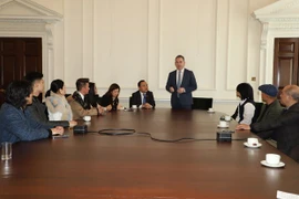 Le ministre britannique au Cabinet Office reçoit des artistes vietnamiens
