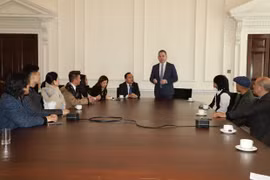 Le ministre britannique au Cabinet Office reçoit des artistes vietnamiens