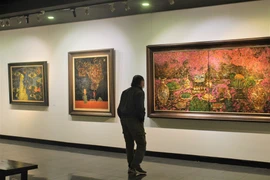 La beauté du culte des ancêtres dans des peintures en laque poncée