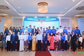 Les autorités de HCM-Ville formulent ses vœux à des étudiants laos et cambodgiens 