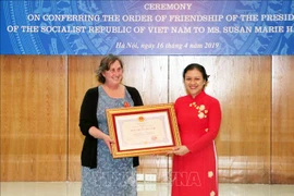 L’Ordre d’amitié à une Américaine au chevet des victimes vietnamiennes de la dioxine