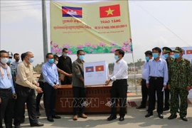 COVID-19: Dong Thap offre des fournitures médicales à la province de Prey Veng (Cambodge)