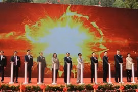 Des villes vietnamienne et chinoise élèvent une paire de portes frontalières au nineau international