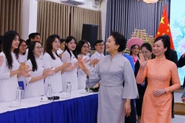 Les épouses de Vo Van Thuong et de Xi Jinping rencontrent des étudiants de l'Université nationale à Hanoï