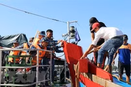 Binh Dinh: sauvetage de six pêcheurs à bord d'un navire coulé