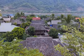 Des maisons sur pilotis en pierre au bord du lac hydroélectrique de Son La