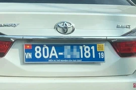 Recherche d’un nouveau modèle de plaque d'immatriculation avec QR Code, drapeau national