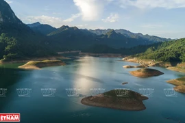 Immersion dans une nature grandiose au lac de Na Hang