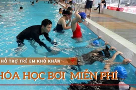 Des cours de natation gratuits pour les enfants défavorisés à Hanoi