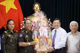 Une délégation militaire cambodgienne en visite à Vinh Long