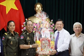 Une délégation militaire cambodgienne en visite à Vinh Long