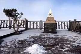 Chutes de neige dans le mont Fansipan 