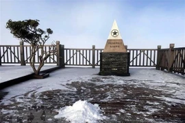 Chutes de neige dans le mont Fansipan 