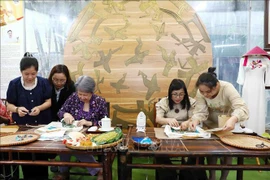 Les épouses des PM vietnamien et singapourien visitent une installation artisanale pour personnes handicapées