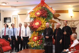 Le vice-Premier ministre Truong Hoa Binh adresse des vœux de Noël à Dong Nai