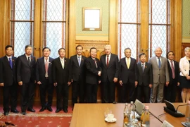Le vice-président de l’AN Phung Quoc Hien en visite de travail en Hongrie