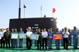 Remise de cadeaux aux soldats et habitants à Truong Sa