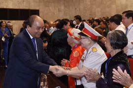 Cérémonie en hommage aux personnes méritantes et aux vétérants à Hanoï