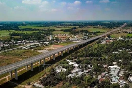 Le pont Vam Cong sur le fleuve Hau sera inauguré en fin mai 