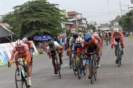 Course nationale de cyclisme vers la zone rurale : un coureur japonais endosse le maillot d’or
