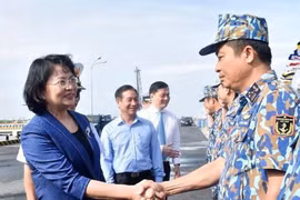 La vice-présidente Dang Thi Ngoc Thinh rend visite aux officiers et soldats de la 2e zone navale