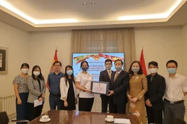 Le gouvernement vietnamien offre des masques à la communauté des Vietnamiens en Espagne 