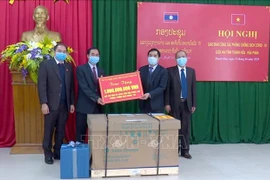 Thanh Hoa échange des expériences sur la lutte contre l’épidémie de COVID-19 avec Houaphan (Laos)